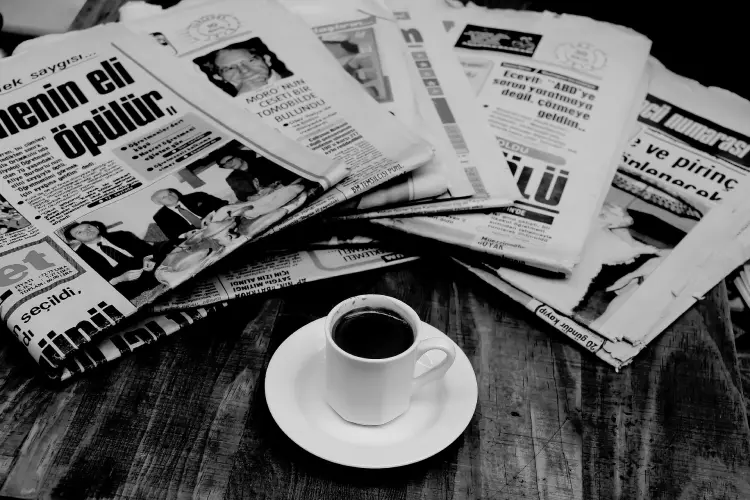 書類とコーヒーの乗った机
