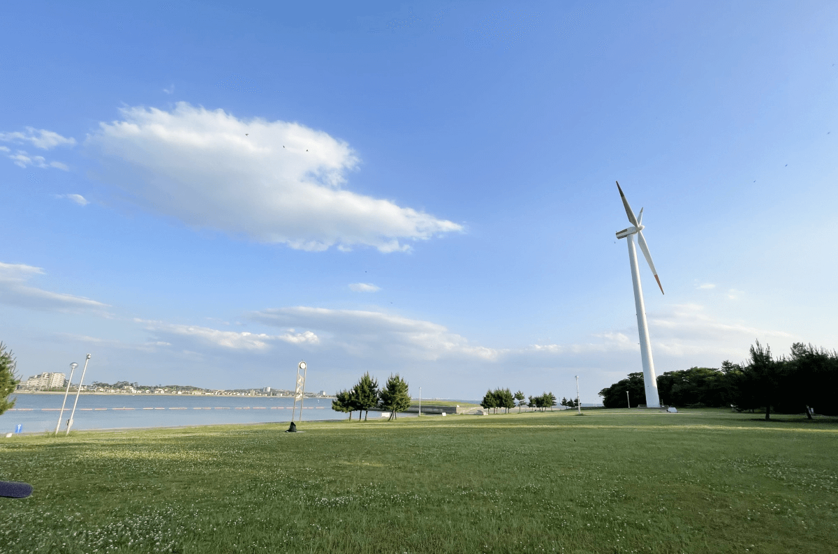 風車のある公園ヨガ。みんな私に釘付け。